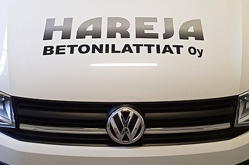 Teipattu konepelti logolla.