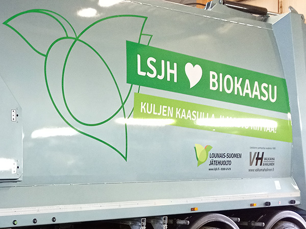 Kuorma-auton kylkiteippaus.