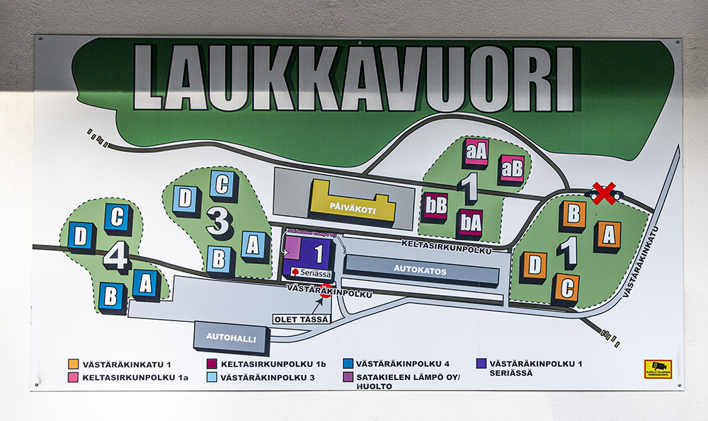 Alueopaste alumiinikomposiitille tehtynä ja seinään kiinnitettynä.