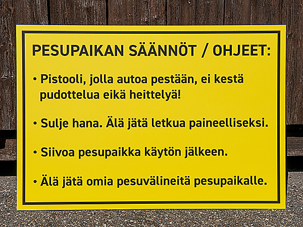 Ohjekyltti pesupaikan seinälle.