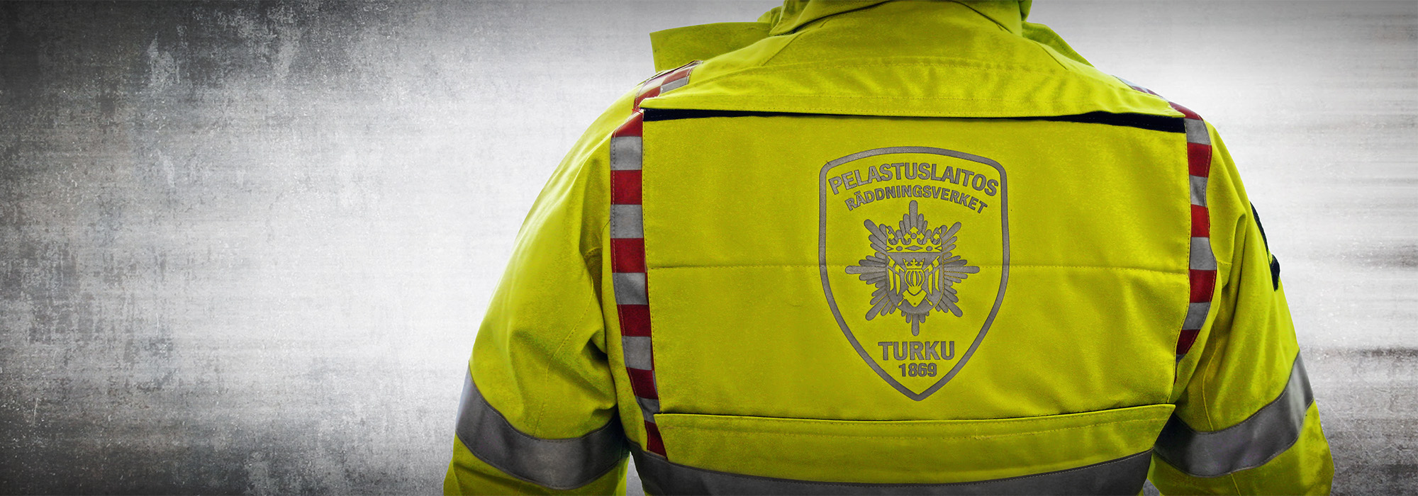 Heijastava työasupainatus pelastuslaitoksen takkiin.