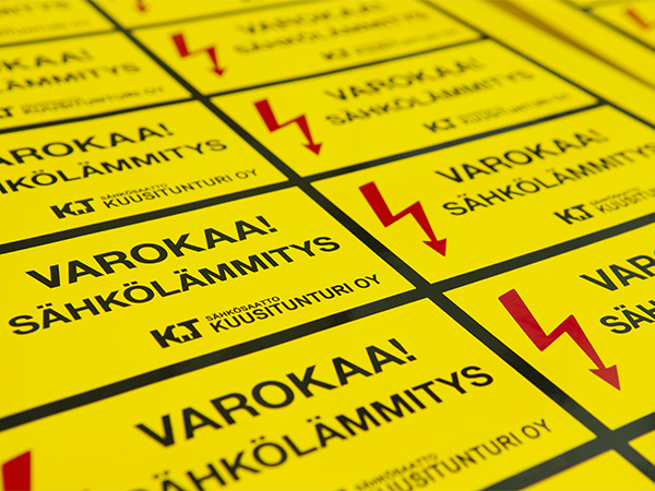 Silkkipainettu varoitustarra.